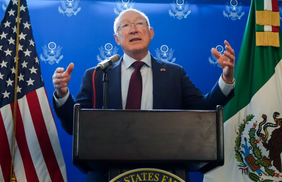 Embajador Ken Salazar asegura que EU inicia en casa la lucha contra fentanilo y armas