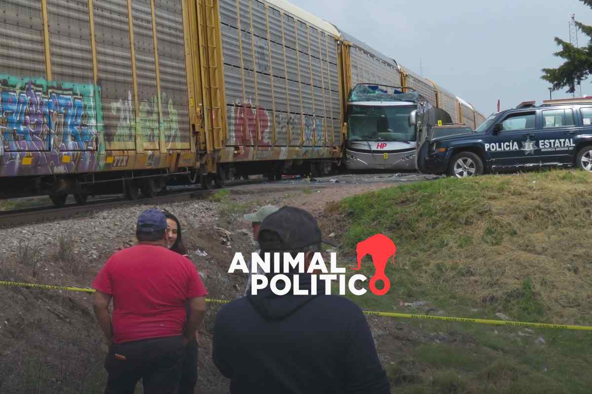 “Llevaba música alta”: Fiscalía Edomex acusa a chofer de autobús por choque con tren en Atlacomulco