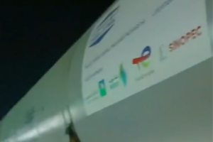 El Sabueso identificó que la etiqueta con el nombre de algunas empresas revela que el objeto cilíndrico en realidad es un tanque que almacena petróleo, no un arma explosiva.