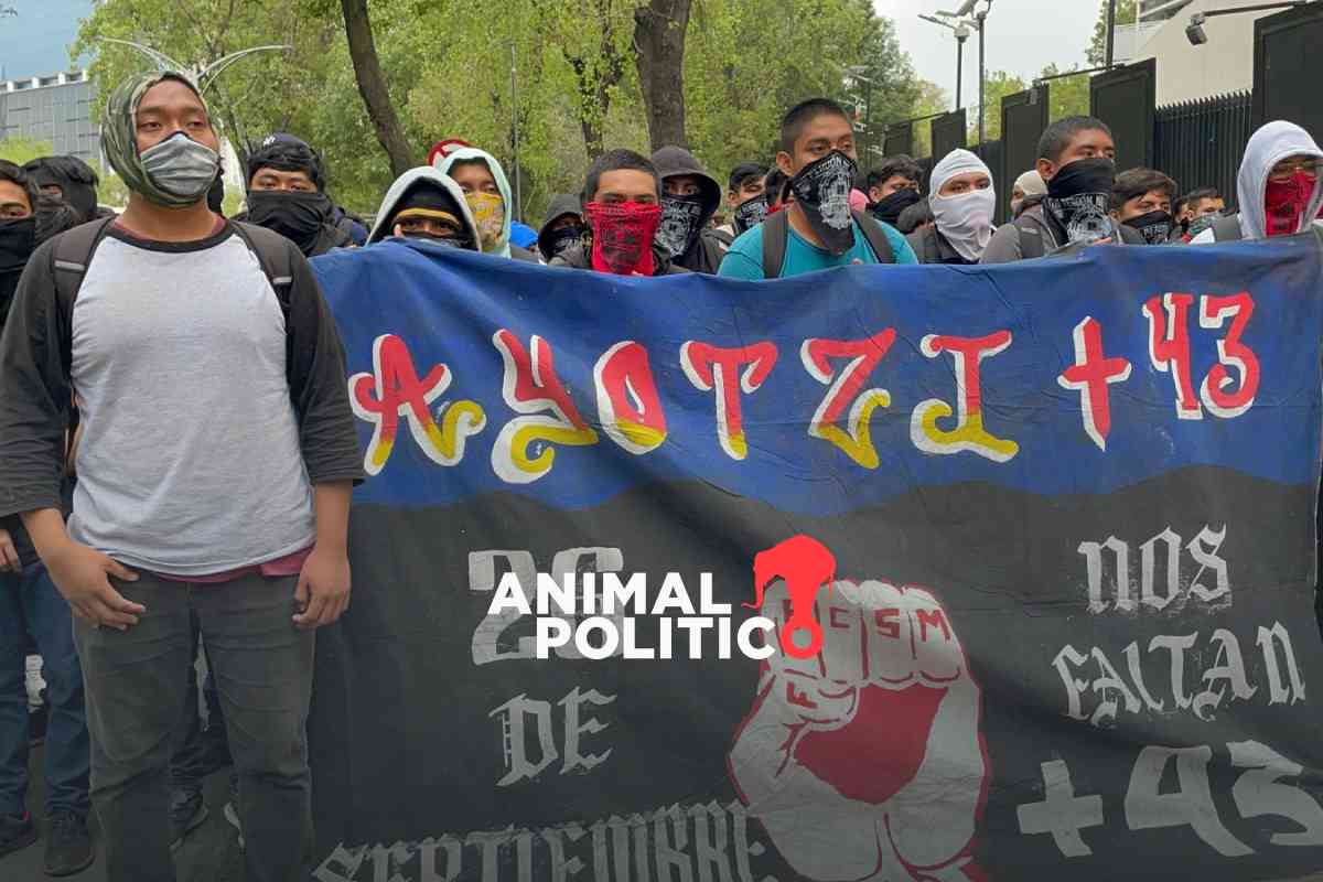 Protestan afuera del Senado a 10 años del caso Ayotzinapa; lanzan petardos