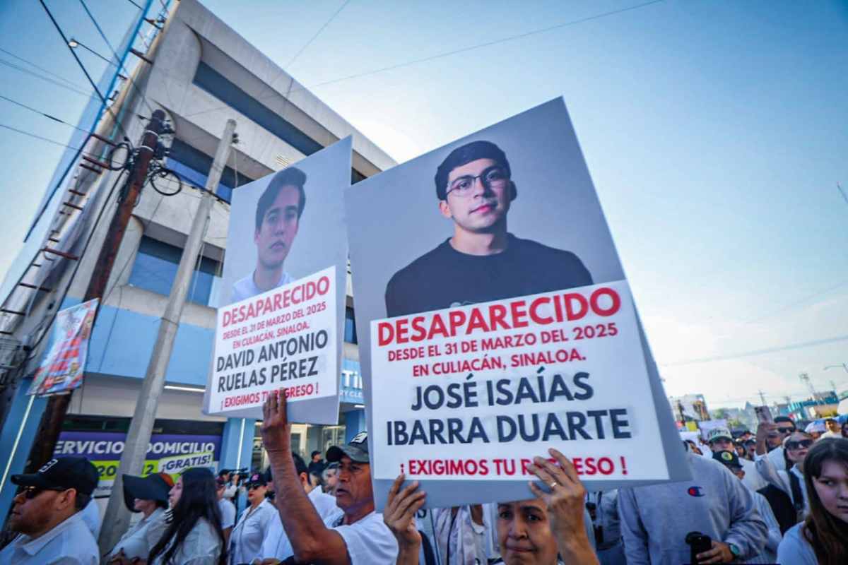 Marchan en Culiacán familiares de estudiantes de aviación desaparecidos; exigen su localización