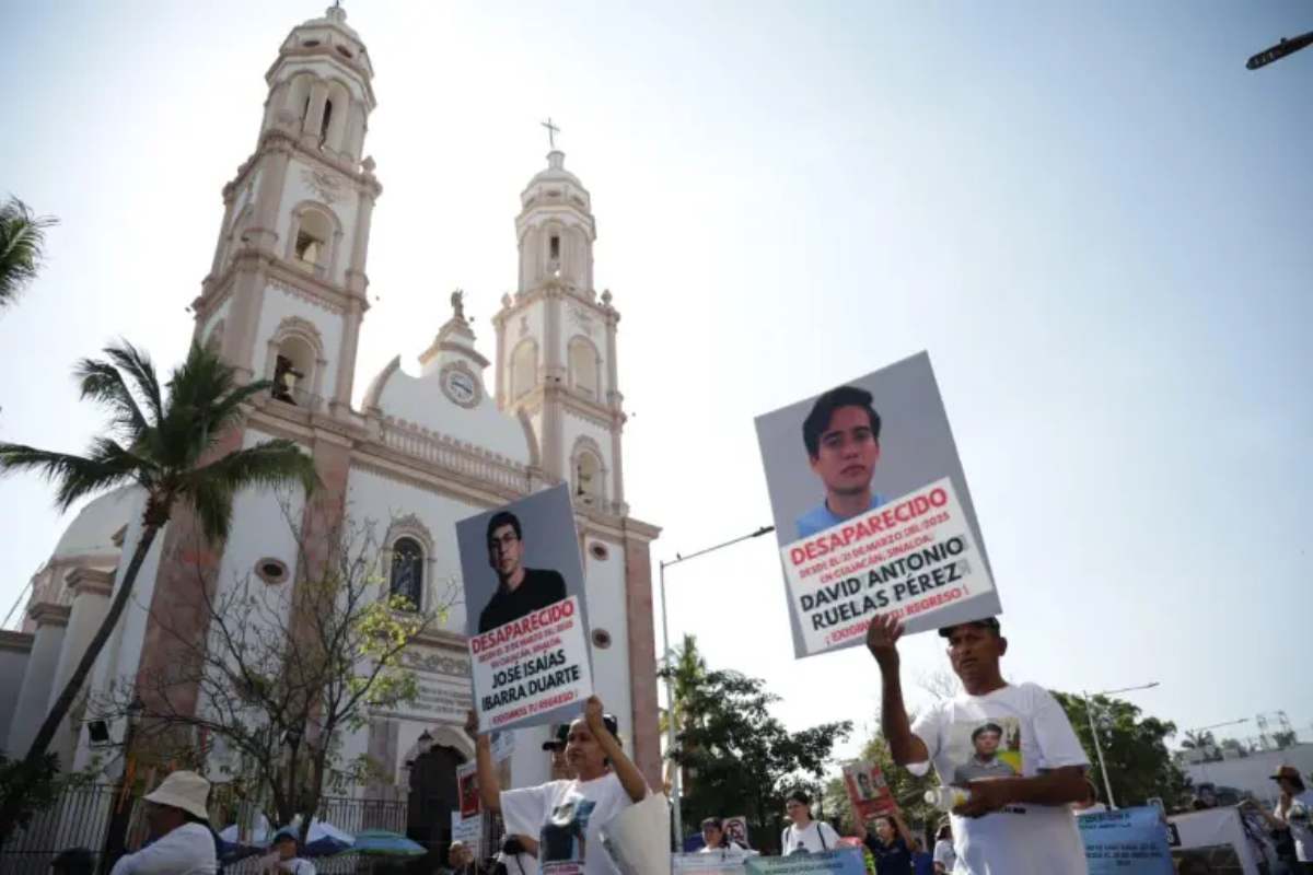 Marchan en Culiacán familiares de estudiantes de aviación desaparecidos; exigen su localización