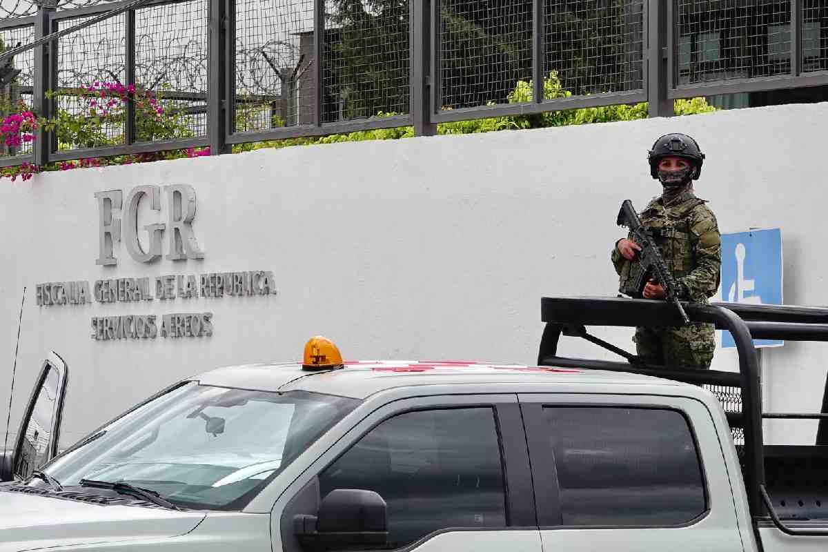 México extradita a siete personas buscadas por EU, entre ellos líder de organización de tráfico de fentanilo