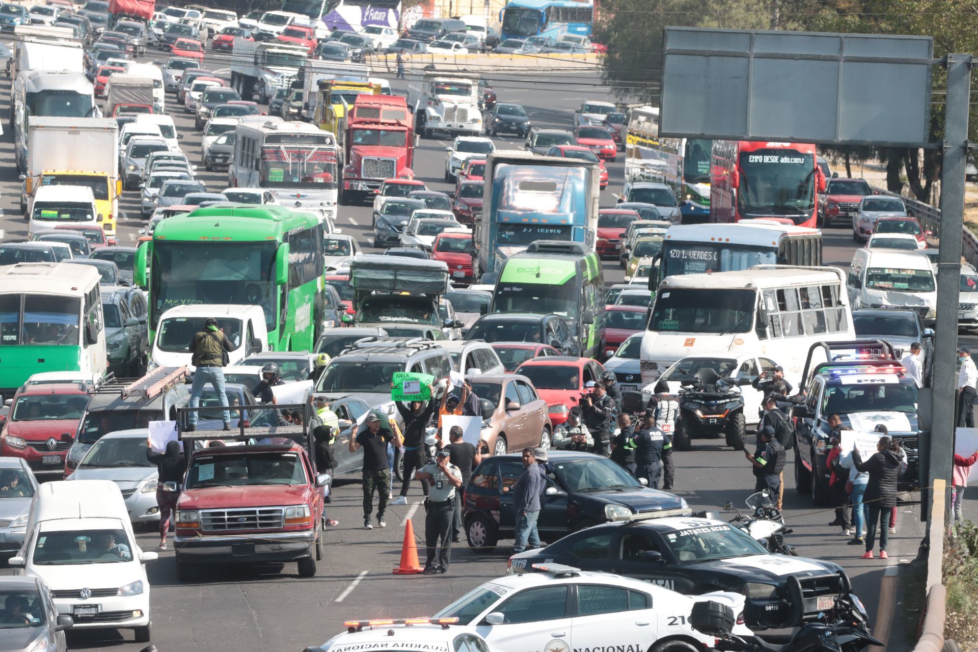 Bloquean la autopista México-Pachuca; vecinos de Tlalnepantla y Ecatepec exigen agua