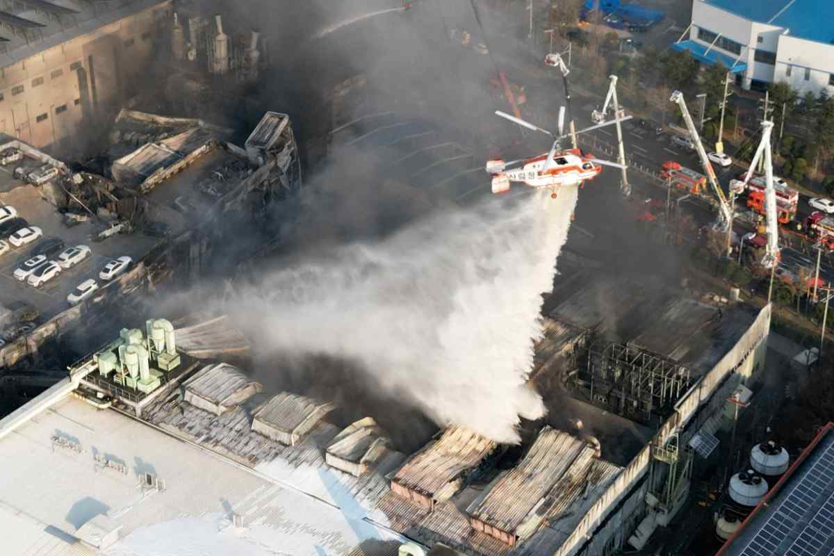 Mueren 14 personas en incendio de fábrica de piezas de autos en Corea del Sur