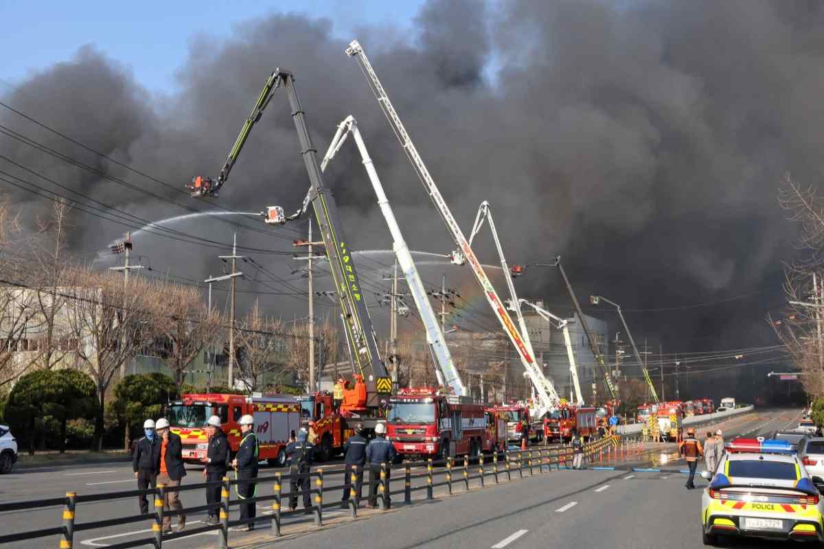 Mueren 14 personas en incendio de fábrica de piezas de autos en Corea del Sur