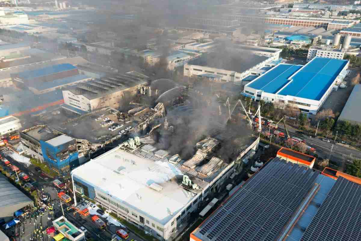 Mueren 14 personas en incendio de fábrica de piezas de autos en Corea del Sur