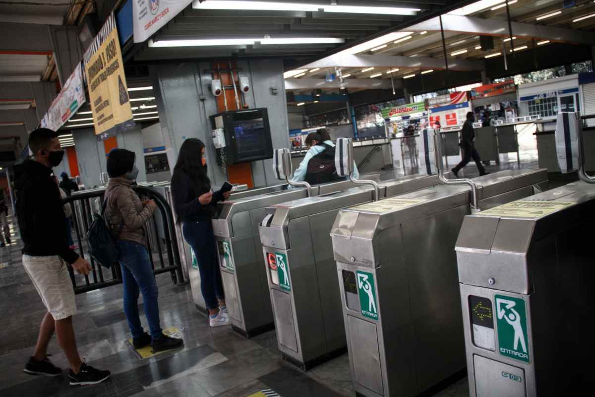 Mueren dos personas en Metro CDMX: investigan caída en Camarones y desvanecimiento en Chabacano