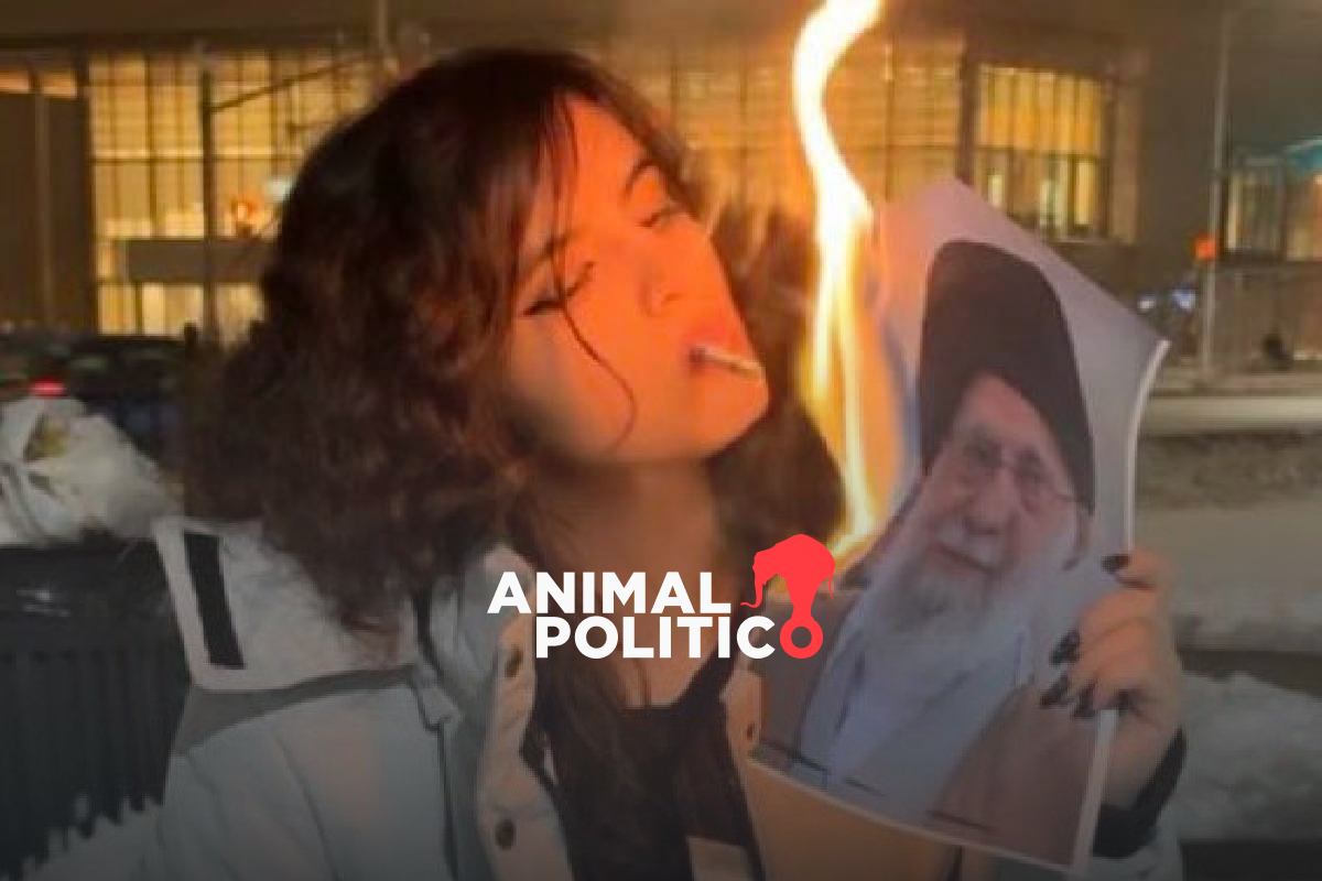Mujeres iraníes queman imágenes del ayatolá para encender cigarrillos como protesta simbólica