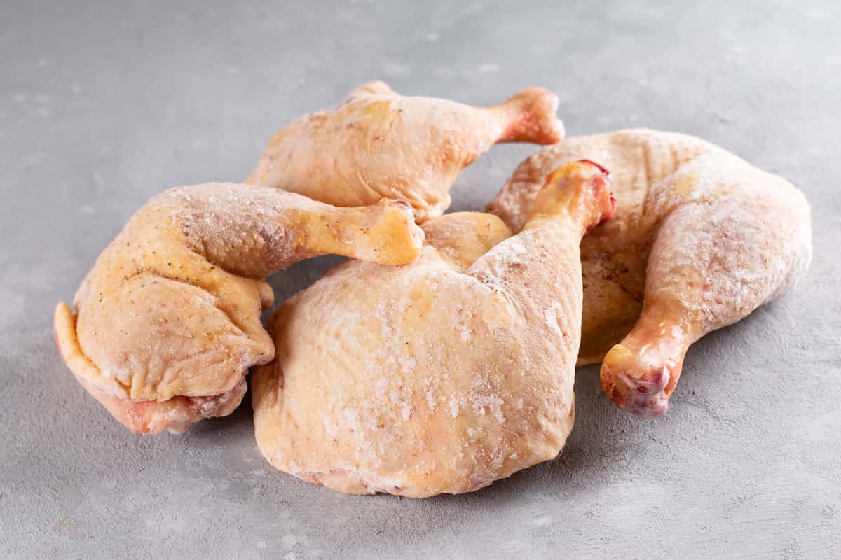 Es recomendable descongelar el pollo antes de cocinarlo para evitar enfermedades
