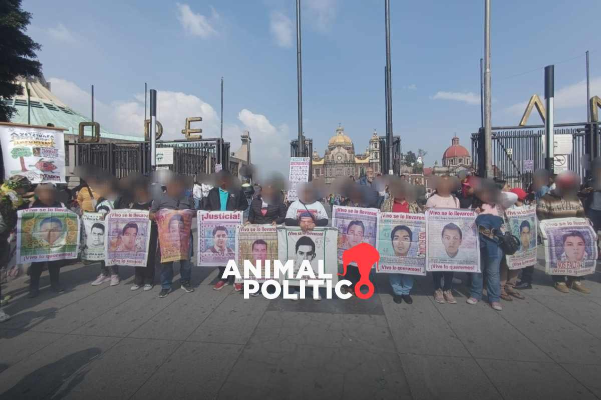 Padres de los 43 normalistas de Ayotzinapa visitan la Basílica; “hay un desgaste emocional”, señalan