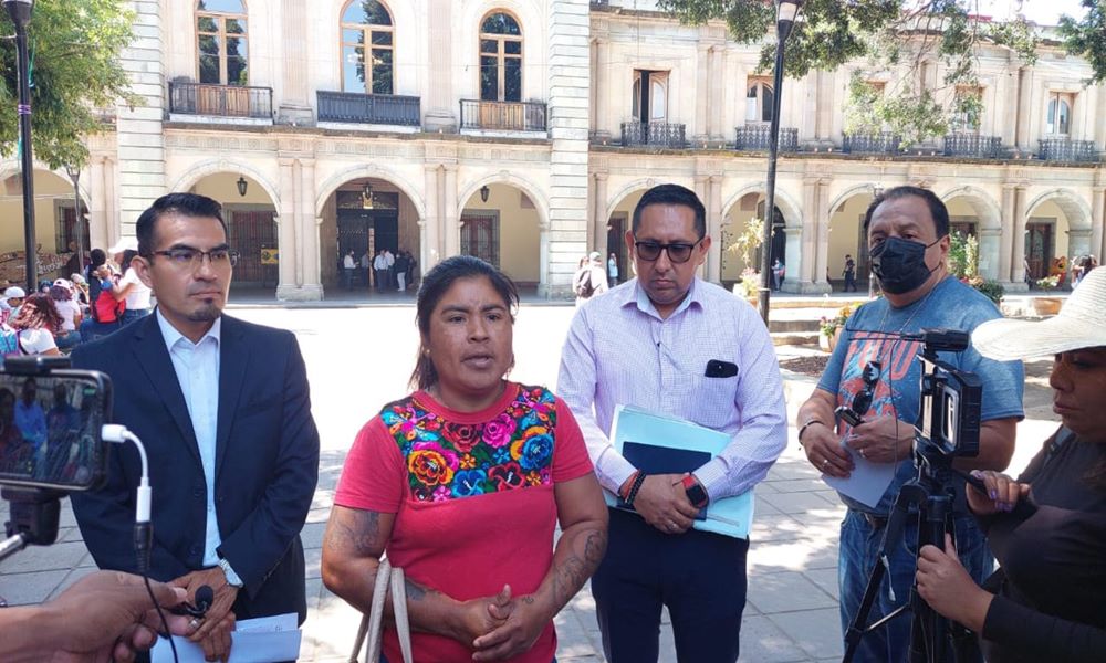 "Paola permanece aislada en casa", dice mamá de la niña a la que le impidieron acceder a la escuela 