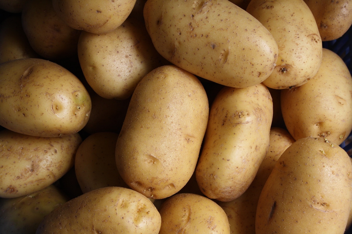 Papas y cebollas no se deben guardar en el refrigerador, esta es la razón