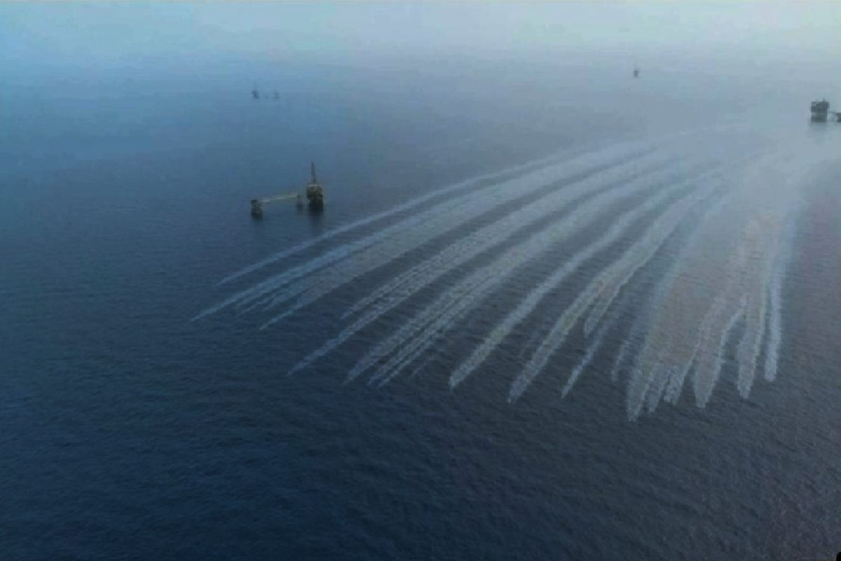 Pemex reconoce fuga de petróleo en Campeche, pero dice que mancha en el mar es por fenómeno natural 