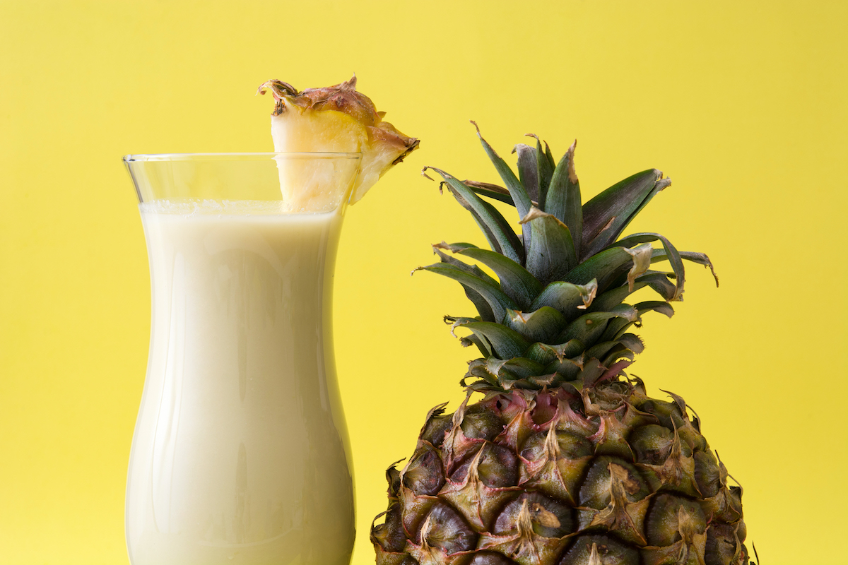 Cómo hacer piña colada con alcohol: el cóctel veraniego por excelencia