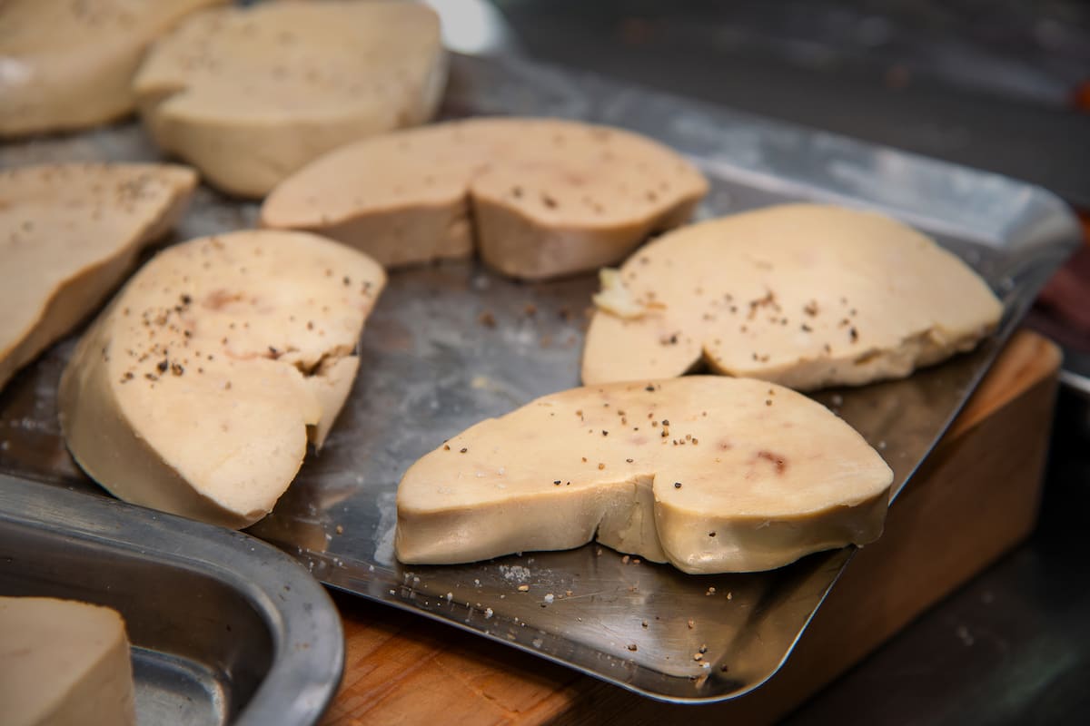 ¿Qué es el foie gras? Te decimos por qué es un producto prohibido
