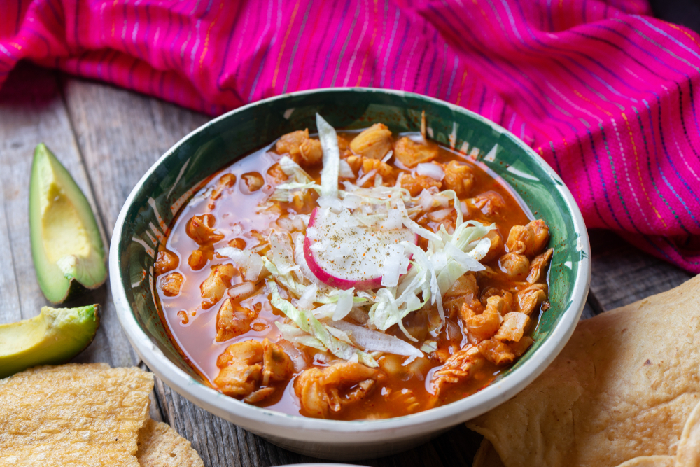 Cómo hacer Pozole rojo estilo Jalisco, la receta icónica de las Fiestas Patrias