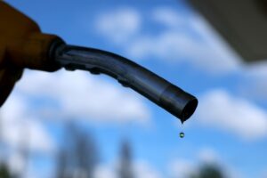 Precio del petróleo se dispara tras la elección del hijo de Jamenei como nuevo líder de Irán