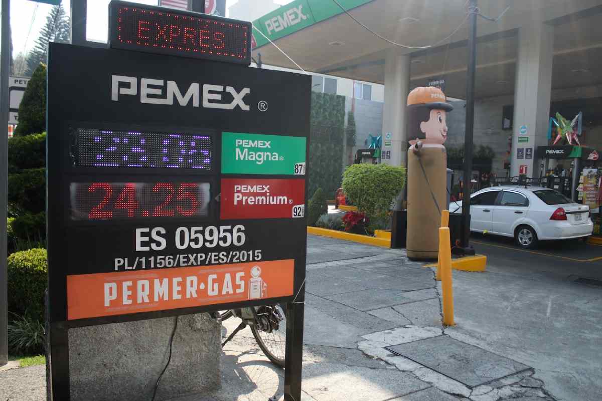 Gobierno de México renueva pacto con empresarios para fijar precio de gasolina en 24 pesos el litro