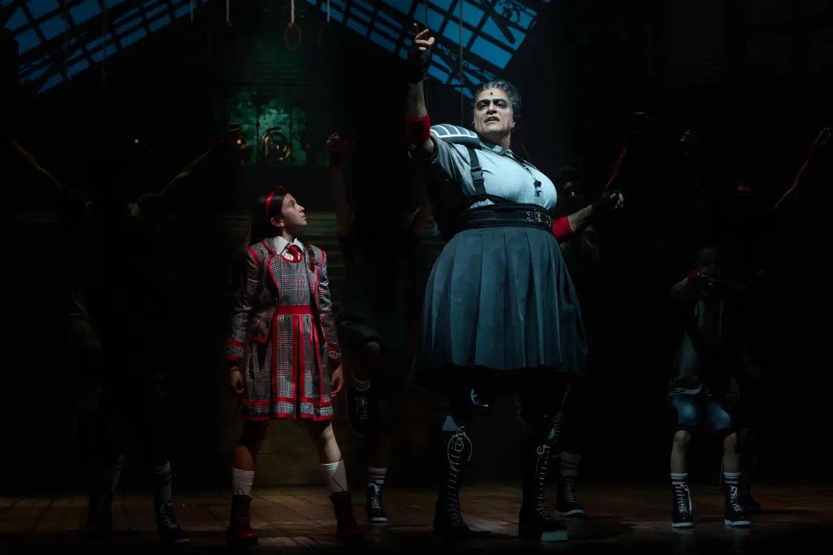 Jaime Camil en la falda de Tronchatoro: Todo sobre el estreno de 'Matilda' en México