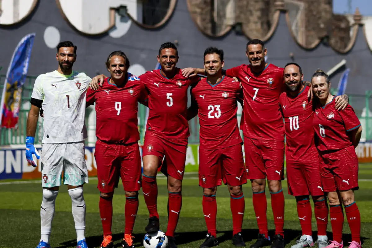 Entre una "cascarita" con leyendas de Portugal y operativos contra la piratería en Tepito