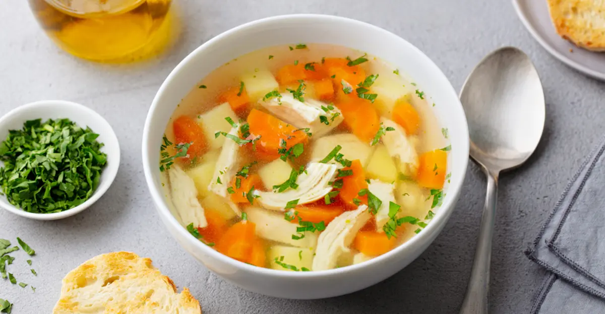 Cómo hacer caldo de pollo (tan reconfortante como lo preparaba mamá)
