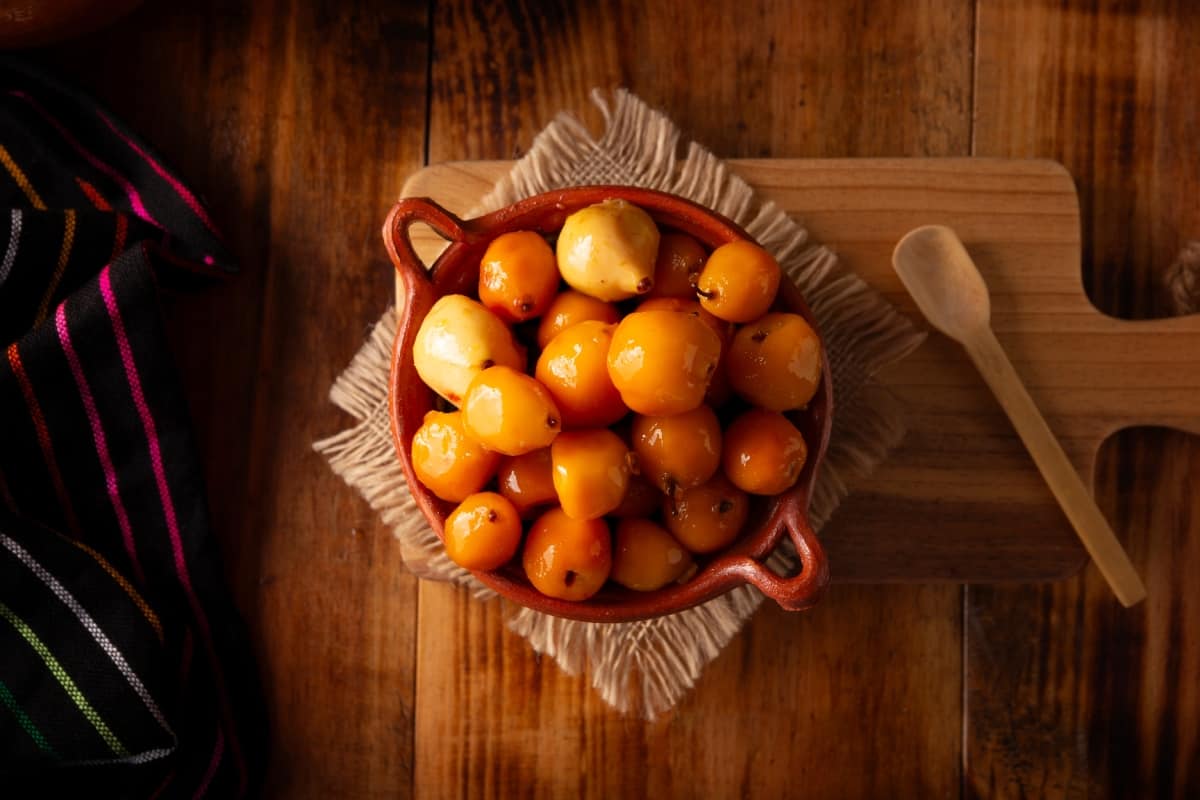Receta de dulce de tejocote el postre tradicional mexicano de Día de Muertos y Navidad