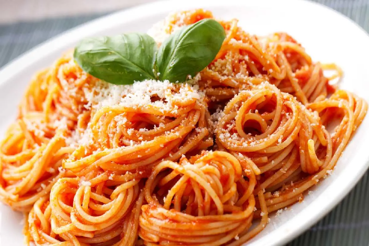 Receta de espagueti rojo con crema: súper fácil y práctico
