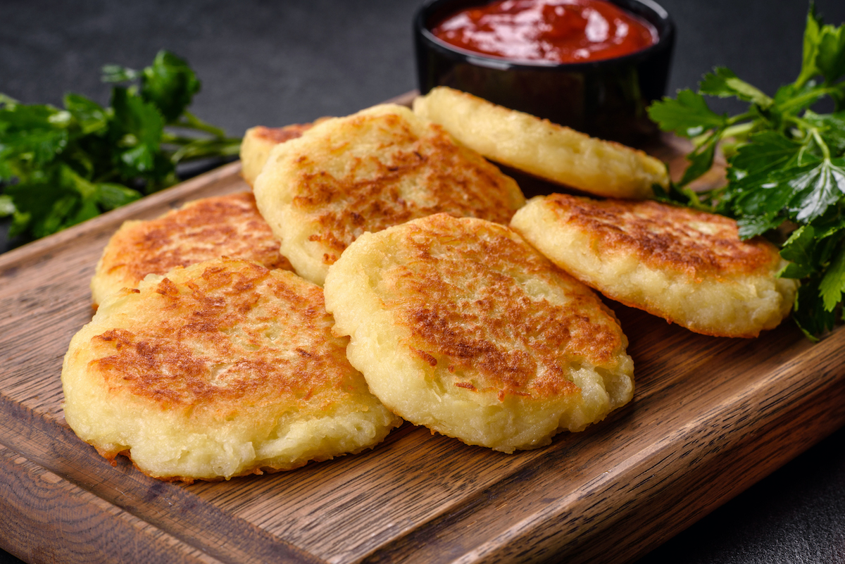 Cómo hacer tortitas de papa crujientes con la receta de la abuela