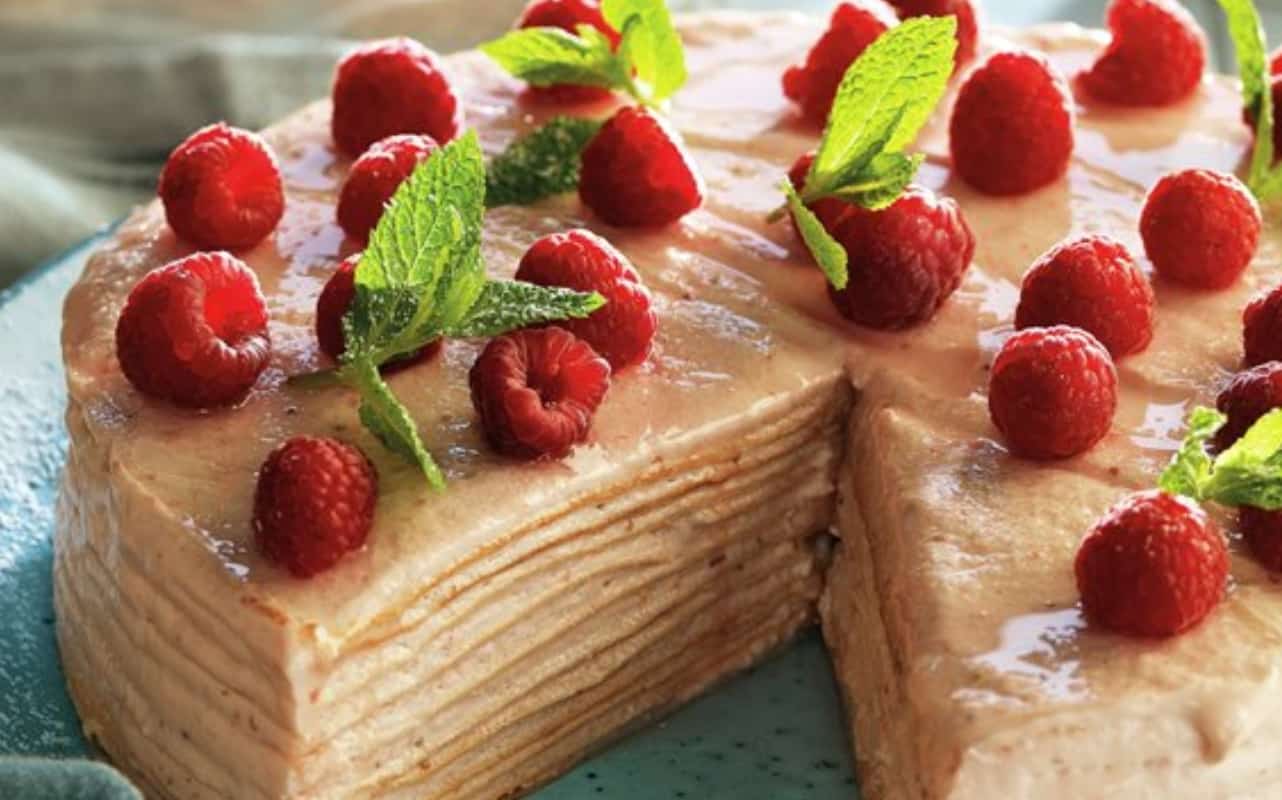 Prepara esta deliciosa receta de pastel de crepas con dulce de leche y frambuesas 