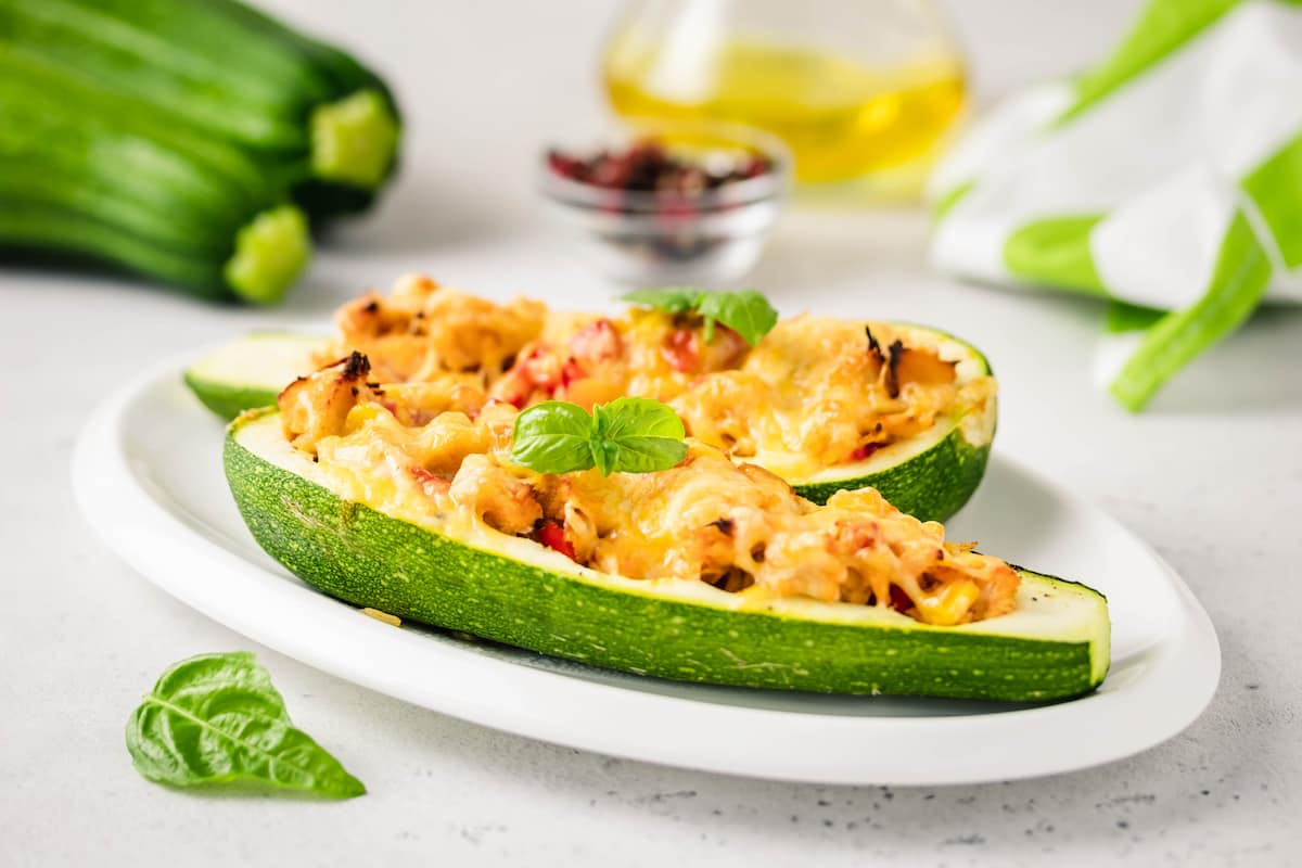 Prepara la receta de calabacitas rellenas con arroz y carne molida