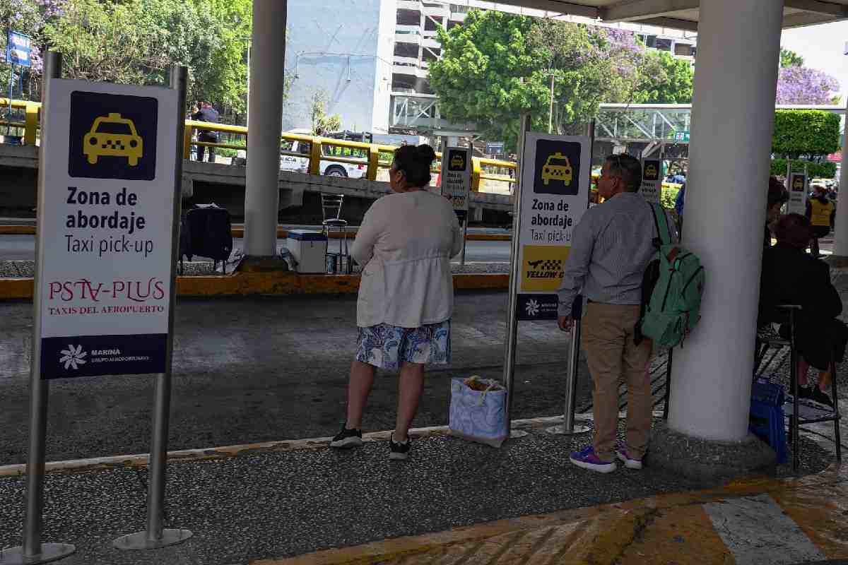 Reclamo de taxistas del AICM frente a plataformas es “válido”, dice Sheinbaum; llama al diálogo