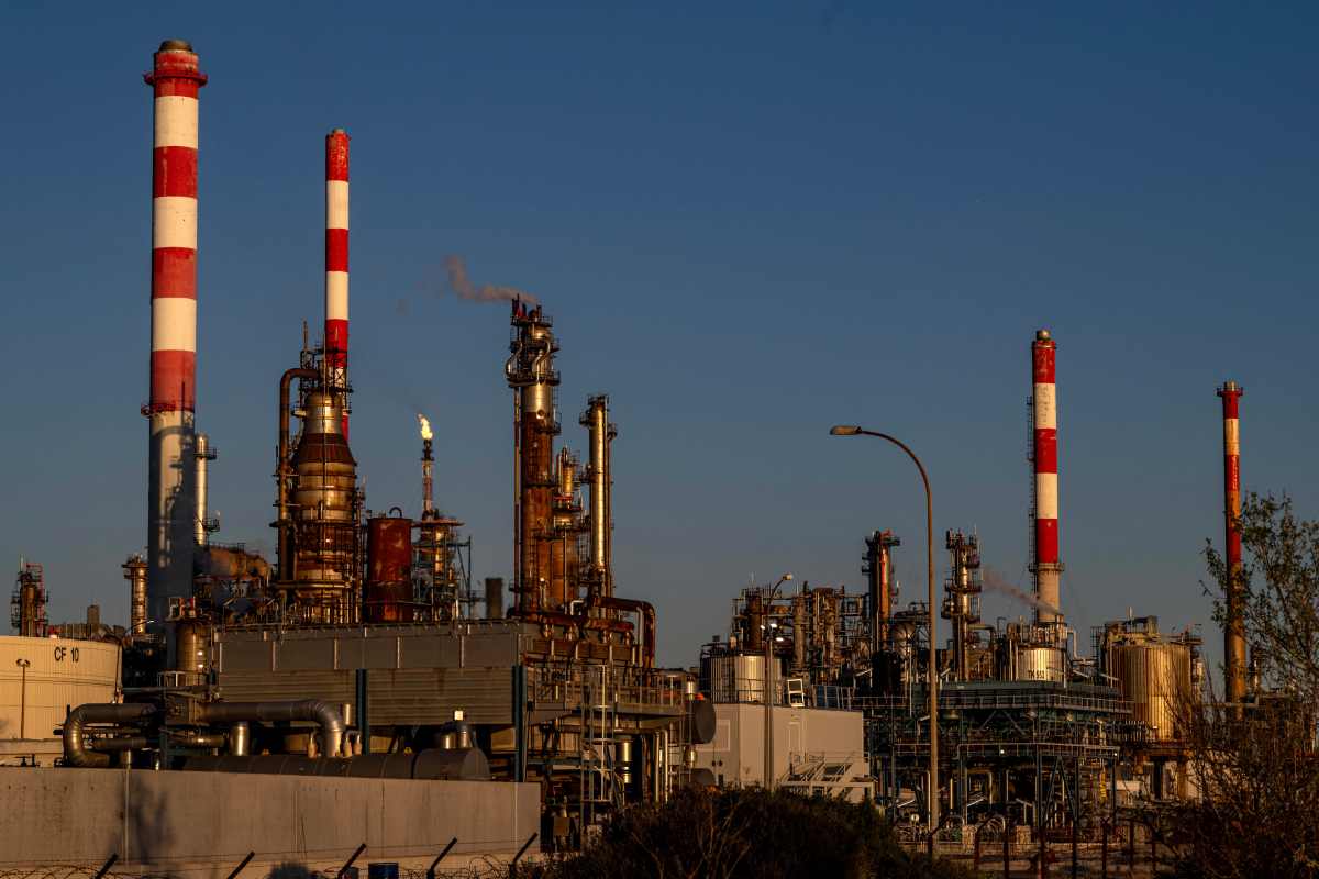 Precio del petróleo se dispara a más de 100 dólares tras discurso de Trump