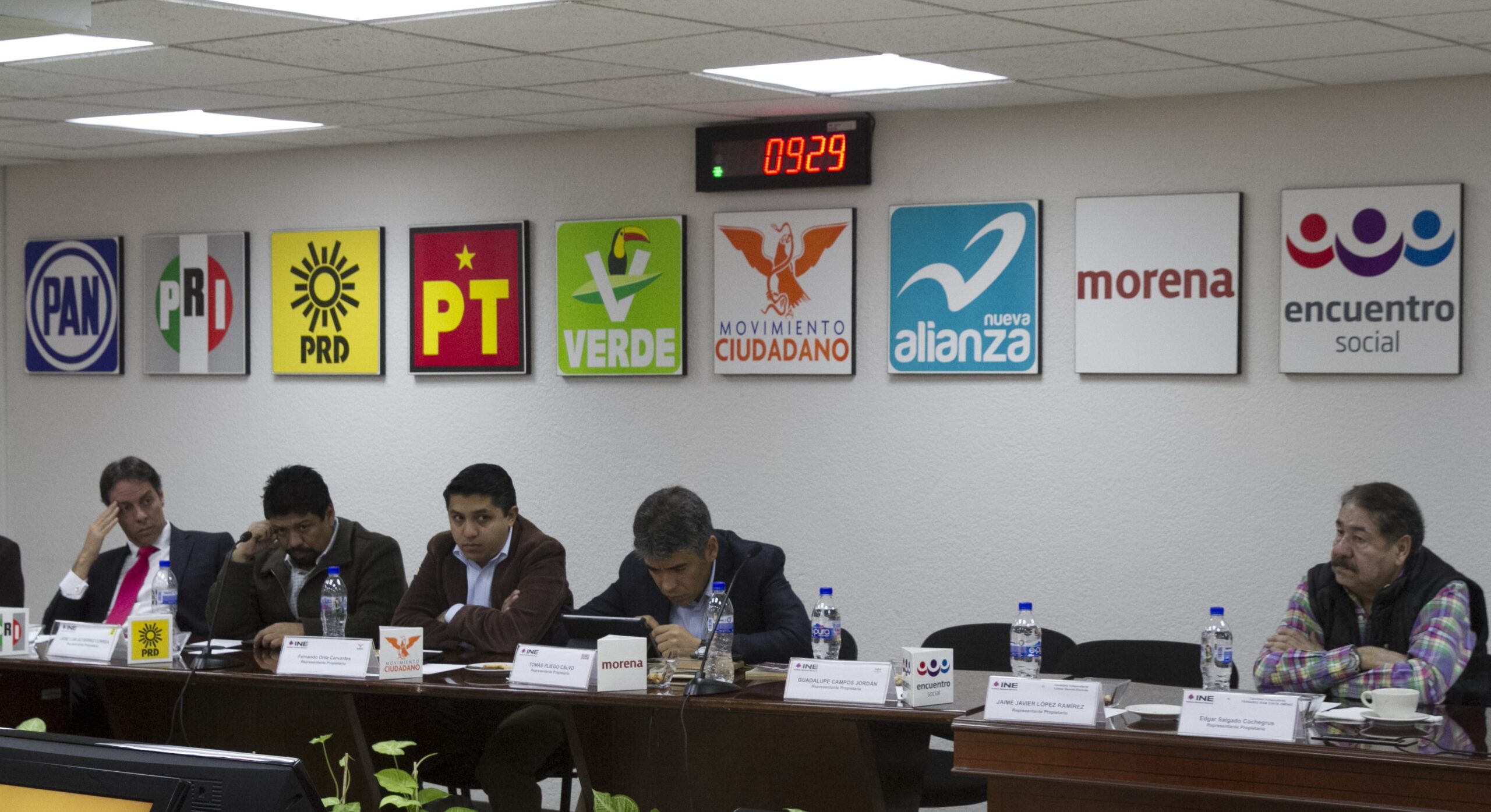 Legisladores se indignan por gasto de partidos políticos, pero ven difícil una reforma electoral