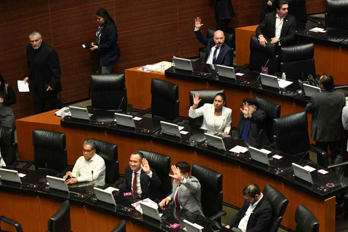 Senado avala reducción de “pensiones doradas” y la turna a Diputados