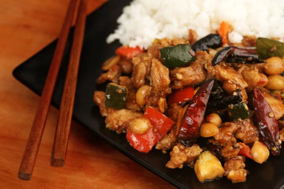 El platillo chino favorito, Kung Pao, el pollo picante proveniente de Sichúan