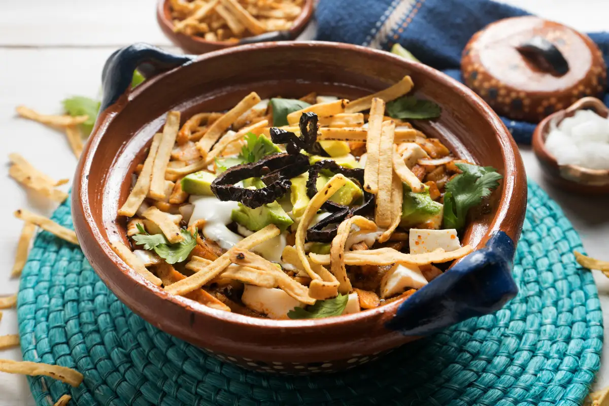 Sopa de tortilla con pollo, la receta que necesitas para combatir el frío