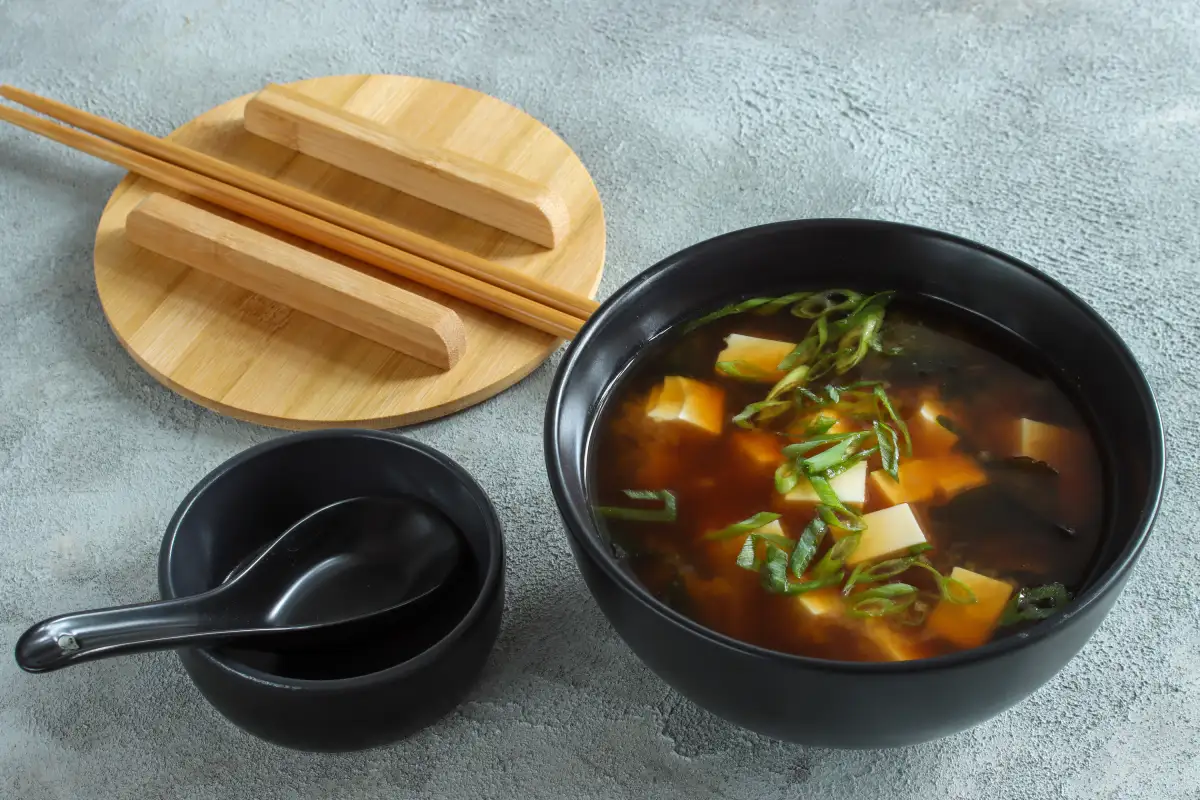 Sopa miso, la receta original japonesa que puedes hacer en casa 