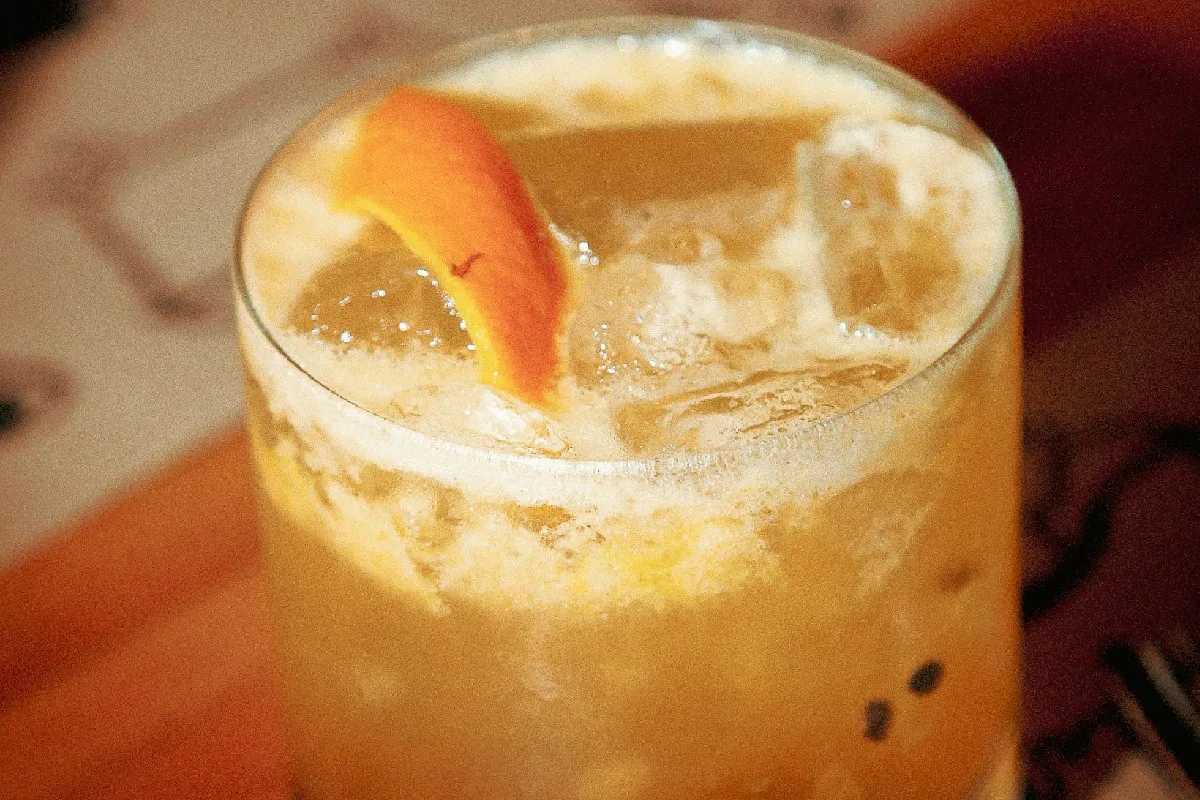 Suero hidratante súper delicioso con jugo de naranja y agua de coco