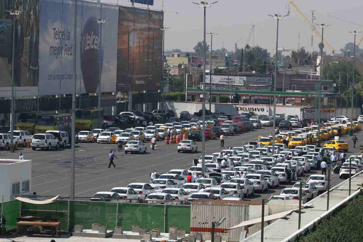 Taxistas anuncian protesta en Terminales 1 y 2 del AICM contra Uber y Didi este 11 de marzo