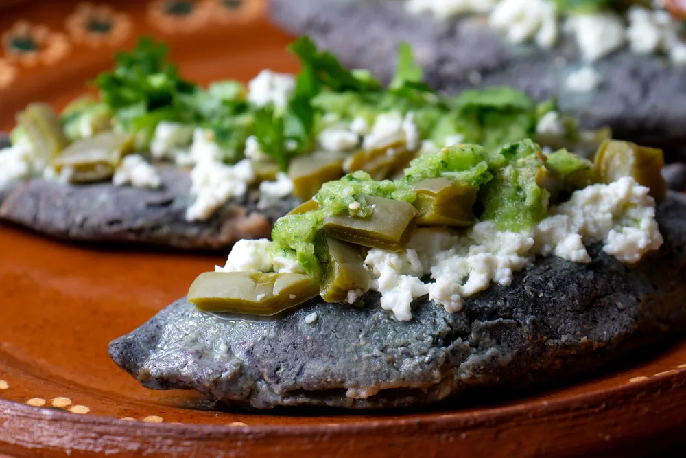 Cómo hacer tlacoyos rellenos de frijoles y requesón 
