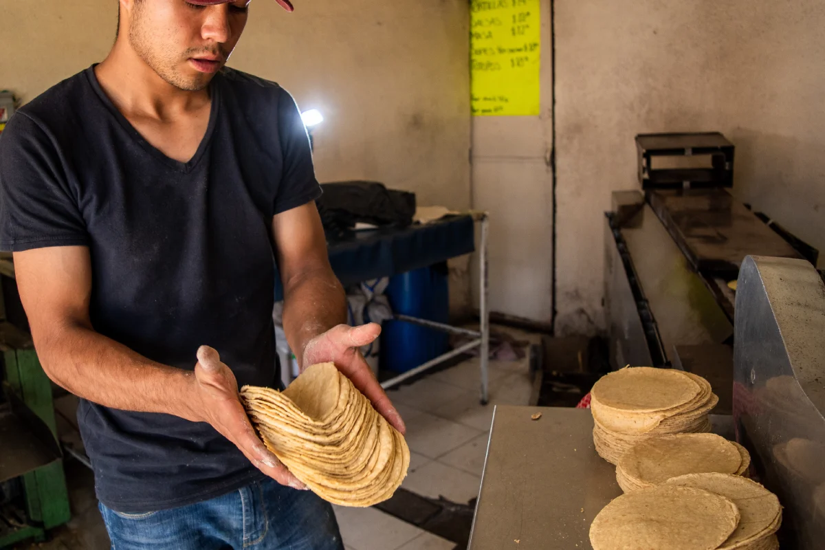 ¿Por qué las tortillas del supermercado son más baratas? Esta es la razón