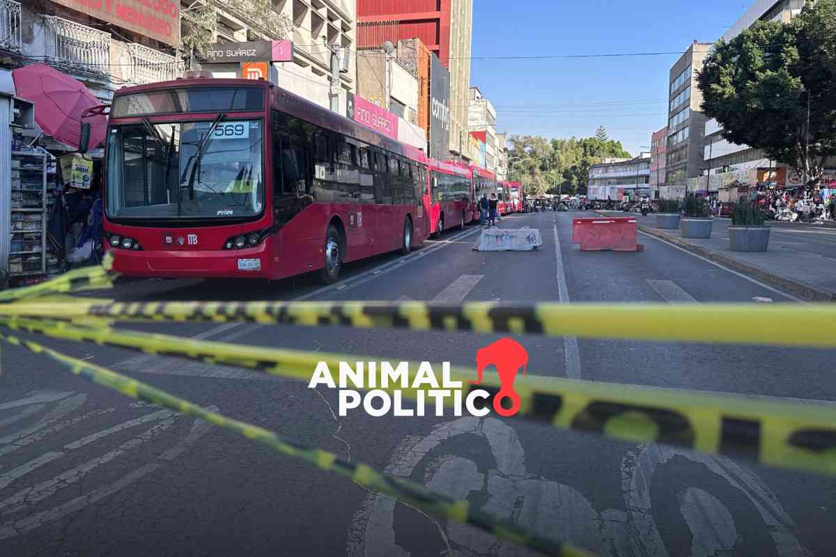 Tras clausura de Plaza Izazaga 89, trabajadores se manifiestan en calles del Centro Histórico