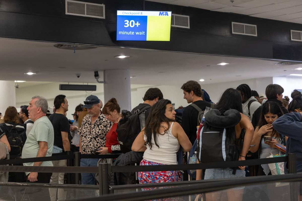 Trump amenaza con enviar al ICE para seguridad en aeropuertos si no liberan recurso a funcionarios