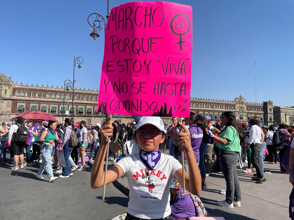 "¡Las niñas no se tocan!": Madres e infancias del #8M marchan por un futuro seguro y sin violencia