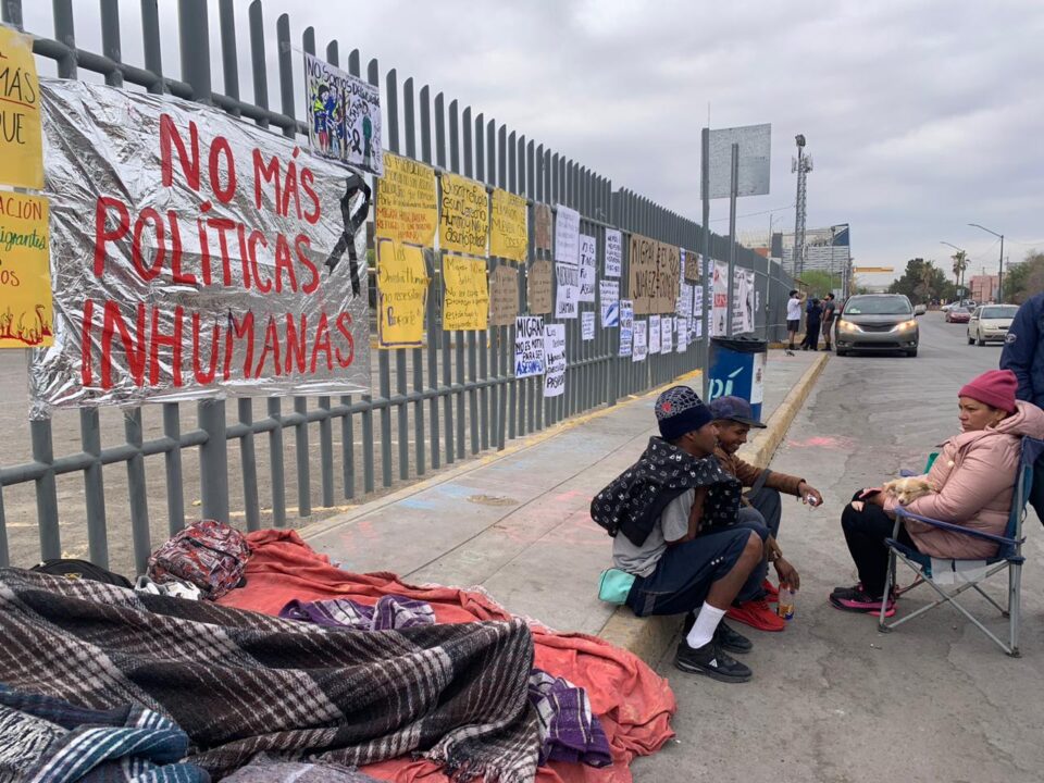 Denuncian desabasto de agua y comida en centro del INM el día del incendio en que murieron migrantes