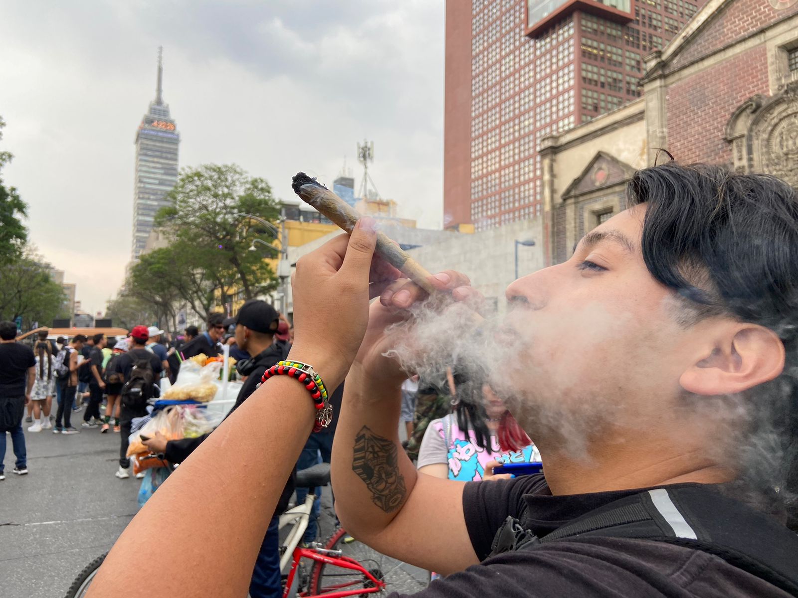 Activistas piden fin a criminalización del consumo de marihuana con fumatón