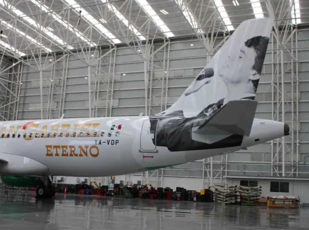 ¡Juan Gabriel está en el aire! Presentan avión dedicado al "Divo de Juárez"