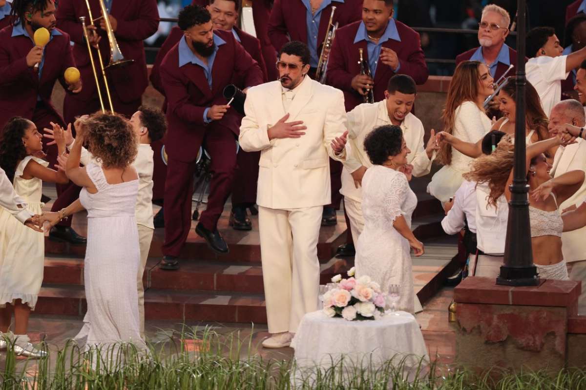 Puestos, banderas y barrio: la escenografía que homenajeó a Latinoamérica en el show de Bad Bunny