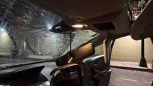 Así quedó el parabrisas del auto de Daniela tras el incidente. Foto proporcionada por la víctima. 